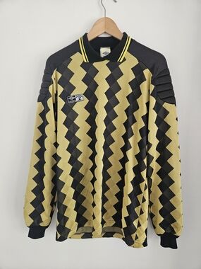 Vintage Umbro Black & Gold Zigzag Goalkeeper Top Mens Large